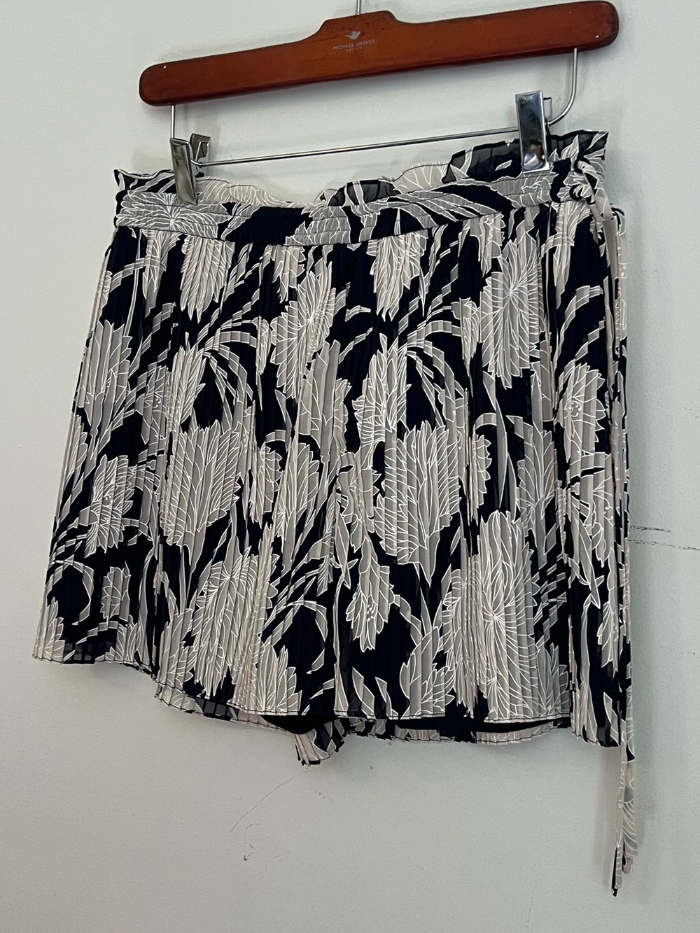 Club Monaco Pleated Navy Blue Marine Katya Shorts - Picture 3 of 6